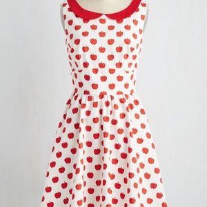 NWT ModCloth Standing Cultivation Dress in Apples